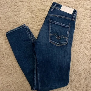 Reglay jeans - Säljer de här riktigt snygga replay jeansen, modellen är anbass. Size 29.