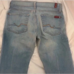 Ljusblå bootcut jeans från 7 For All Mankind - Snygga ljusblå bootcut jeans från 7 For All Mankind. priset kan diskuteras o fråga om fler bilder då bilderna är lånade från säljaren innan. för långa för mig så klippt där nere