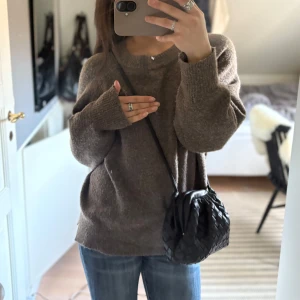 Brun stickad tröja - Mysig brun stickad tröja, använd ett par gånger 😊