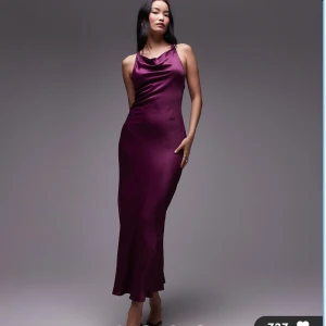 Vinröd satinklänning från Topshop - Superfin maxiklänning med öppen rygg och justerbara axelband 💜 Köpte men glömde lämna tillbaka i tid så den är helt ny och aldrig använd med lapparna kvar! Hör av dig om du har frågor eller vill se fler bilder :)