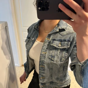 Jeansjacka från zara - Jeansjacka från zara strlk S