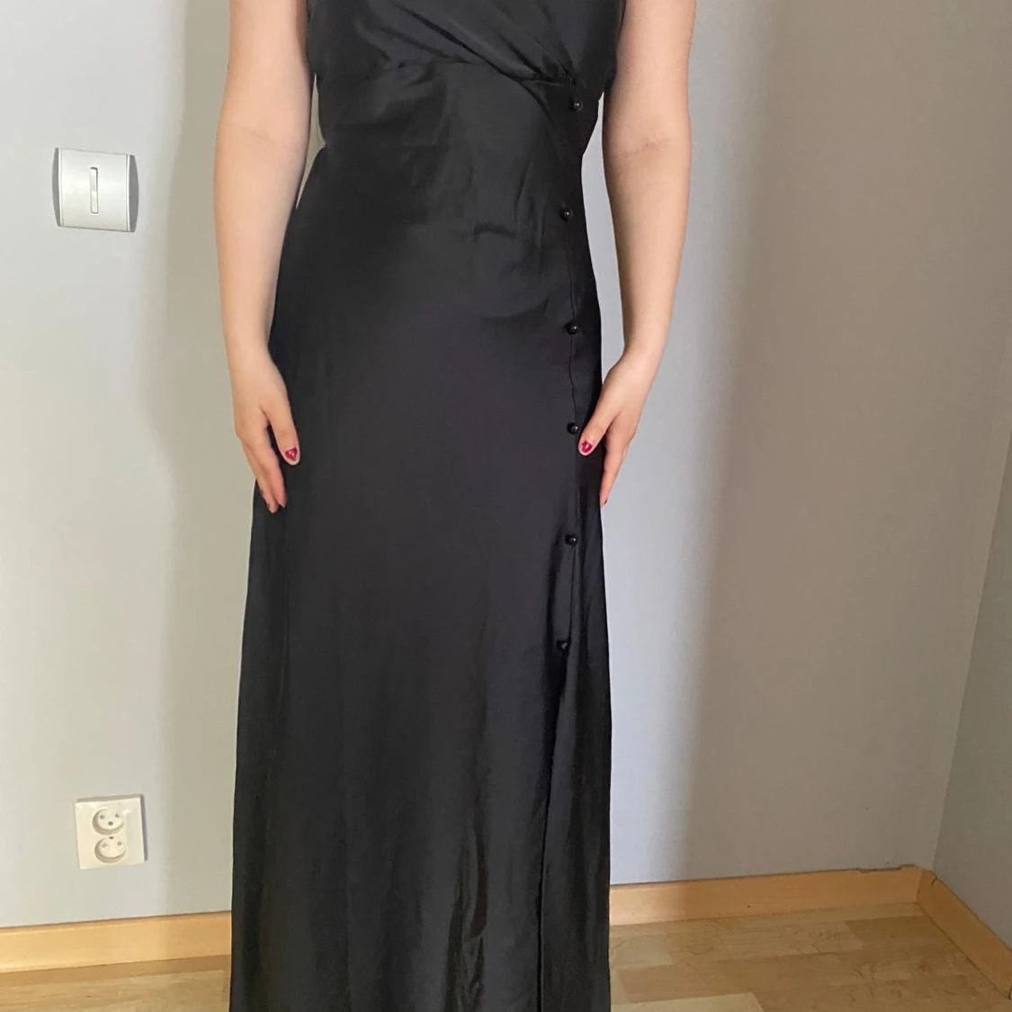 Svart långklänning med knappar - 2
