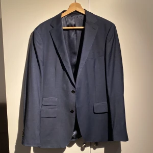 These Glory days kostym - Ord -:2999kr, Fick kostymen av min bror men passar ej så det blev att sälja den. Slim fit storlek: 50, regular fit vit skjorta storlek: M ingår. om Bild begärs skriv pm