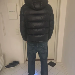 Moncler maya - Säljer denna mayan nu då tiden är över med den|| skick 9/10 nästan som ny|| storlek 3 motsvara ungefär M|| modellen är 185 väger 78|| vid funderingar är det bara att skriva🫡