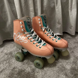 Peachiga rullskridskor från Rio Roller - Stabila rullskridskor från Rio Roller som är enkla att åka på och enkla att bromsa med. Storlek 38. Nypriset ligger på 1279kr. De rosa på sista bilden är i storlek 35,5 finns på min profil :)