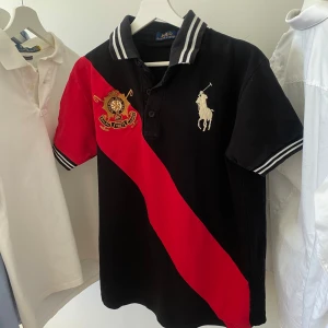 Ralph Lauren tröja - Polo Ralph Lauren pikétröja Storlek: S | Färg: svart Klassisk modell, i fint skick – inga fläckar eller slitage. Kvalitativ och tidlös, passar både till vardags och finare tillfällen.✨👕  Snabb leverans 🚚 och extra bilder får du gärna fråga om!