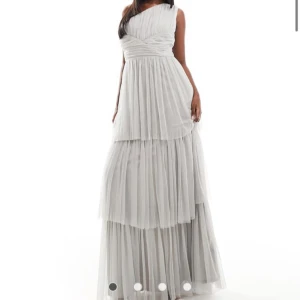 Grå oneshoulder balklänning - Otroligt fin balklänning från Asos! Helt oanvänd med lappen kvar och allt! Säljer den då den tyvärr inte passade mig💗💗 