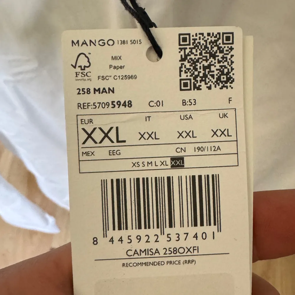 Säljer en stilren vit skjorta från MNG i slim fit. Skjortan har långa ärmar och klassisk krage, perfekt för en elegant look. Den är tillverkad i ett lätt och bekvämt material.. Paidat.