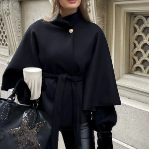 Missäy - Svart poncho från Missäy, kommer inte till användning längre! Mycket fint skick.