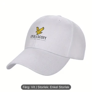 Vit keps från Lyle & Scott HELT NY  - Snygg vit keps från Lyle & Scott med deras ikoniska gula logga broderad framtill. Perfekt för en stilren look oavsett tillfälle. Kepsen har en klassisk design med böjd skärm och justerbar passform.