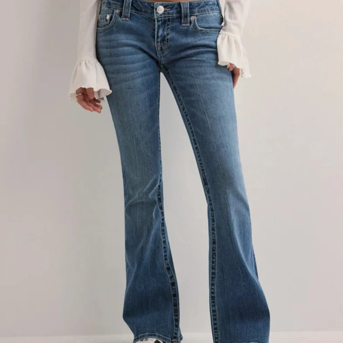 Blå jeans med rosa detaljer från True Religion - 2