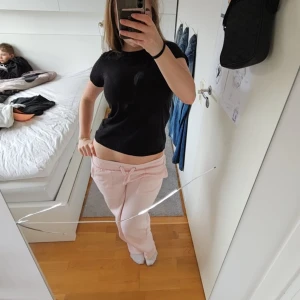 2 par byxor - Två par mjukisbyxor i storlek xs. Lapparna är tyvärr avklippta så vet inte vart dem är ifrån, använda några gånger men fortfarande väldigt fint skick! Ljusrosa och svarta, stilrena och bekväma! 💞