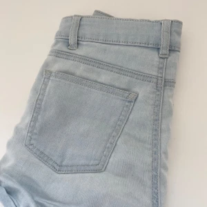 Ljusblåa Jeansshorts  - Medelhög midja😊 Skriv vid funderingar 