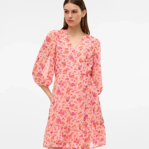 Blommig klänning - Superfin sommarklänning i en härlig rosa nyans från Vero Moda!🌸🌺 skönt och flowigt material!💕 har prislappar kvar!