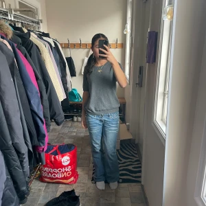 Lågmidjade jeans 👖  - Säljer dessa Levis, utsvängda och lågmidjade jeans 👖 Har en jättefin design på fickorna, och säljer för ett bra pris💗 Midjemåttet rakt över är 38 cm🥰 Pris kan diskuteras vid snabb affär🫶