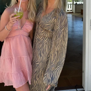 Adoore klänning - Säljer min så så fina långklänning från Adoore då den är lite stor🤎 den är endast använd 1 gång så är i super fint skick! Köpt för 1695kr 💕