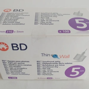 BD Penkanyler 5mm - 3 X Förpackningar med BD pen-nålar. Varje nål är 0,25mm (31G) x 5mm. Innehåller 100 stycken. BD Pennkanyler är avsedda för engångsbruk tillsammans med insulinpenna. Kort nål för injektion i vävnaden direkt under huden. Passar till alla insulinpennor på marknaden. Ursprugsland Irland! 80 kr/st. 200 kr. 3/st.