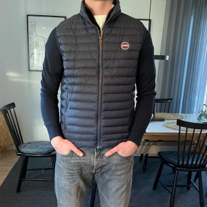 Colmar väst - Tjena! Säljer nu min snygga väst från Colmar som är 10/10 i skicket. Den är i storlek 50 vilket motsvarar storlek S/M.  Nypris ligger på 2700. Hör av dig vid minsta lilla fundering!😊