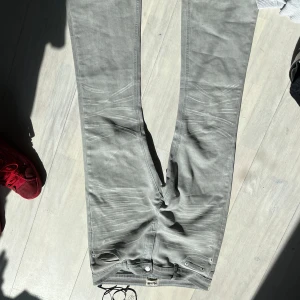 Gråa flared jeans - Jeans från random japanskt märke sitter fint o så. nice detaljer i vitt också storlek S typ passar mej utan bälte o jag brukar ha 27/28 i jeans. Pris kan diskuteras vid snabb affär 
