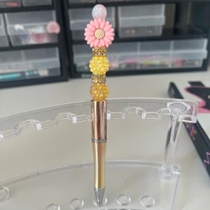 Hemmagjord gul penna med en blomma på toppen🌸 - Hemmagjord gul penna med en fin blomma🌸💕