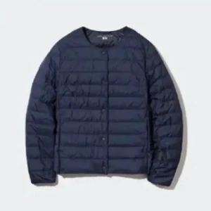 Mörkblå jacka - Säljer en mörkblå quiltad jacka från uniqlo. Super fin och enkel till vår o sommar!!💙💙