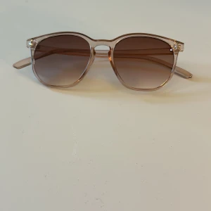 solglasögon  - Snygga solglasögon från shein, helt nya💞💞