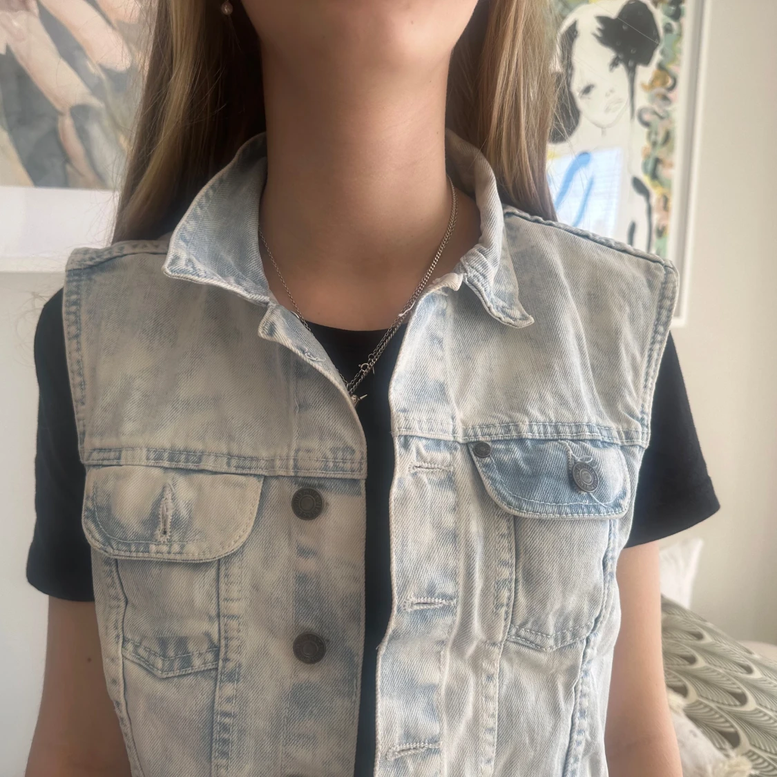 Ljusblå jeansväst med knappar