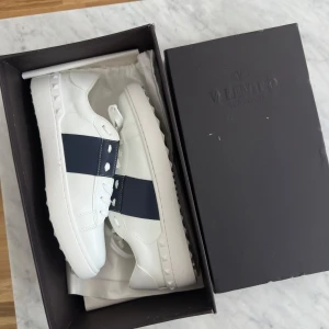 Valentino Sneakers Garavini *NYA* *42* -  Ett par Valentino Sneakers Navy Blå band , Storlek 42. Fint skick, Endast testade lite inomhus och det syns endast väldigt lite undertill enligt bild men i princip helt nya, Legat i flera år i skolåda.