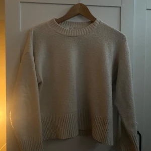 Beige stickad tröja  - Säljer en mysig beige stickad tröja från MNG Basics. Tröjan har en ribbad rund hals och långa ärmar med ribbade muddar🙌🏻🙌🏻