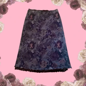 Blommig kjol från Shein - Säljer en elegant blommig kjol från Shein i storlek L. Kjolen har ett vackert mönster i bruna färger och är fodrad med ett mjukt material. Perfekt för att ge en romantisk touch till din outfit.