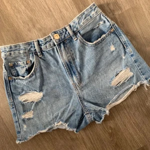 Jeans shorts - i storlek 36 motsvarar S. Det är mid💗