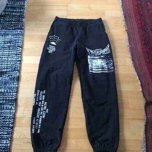 Total Luxury Spa Joggers - Köpta på ettresex i Stockholm för 1600kr. Riktigt bra kvalitet med sitt tjocka tyg. Passform: Rak/Baggy. Storlek L men passar även M. Deffekter: Inga, förutom ett hål nere på höger ben (syns i första bilden). Hör av er vid minsta fundering!