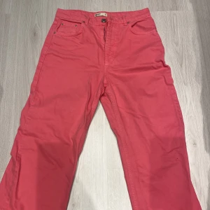 Rosa jeans från Gina  - Snygga rosa jeans från Perfect Jeans i storlek 38. De har en klassisk femficksdesign och stängs med dragkedja och knapp. Perfekta för att liva upp garderoben med en färgklick!