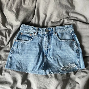 Blå jeanskjol  - Snygg blå jeanskjol med slitna detaljer!
