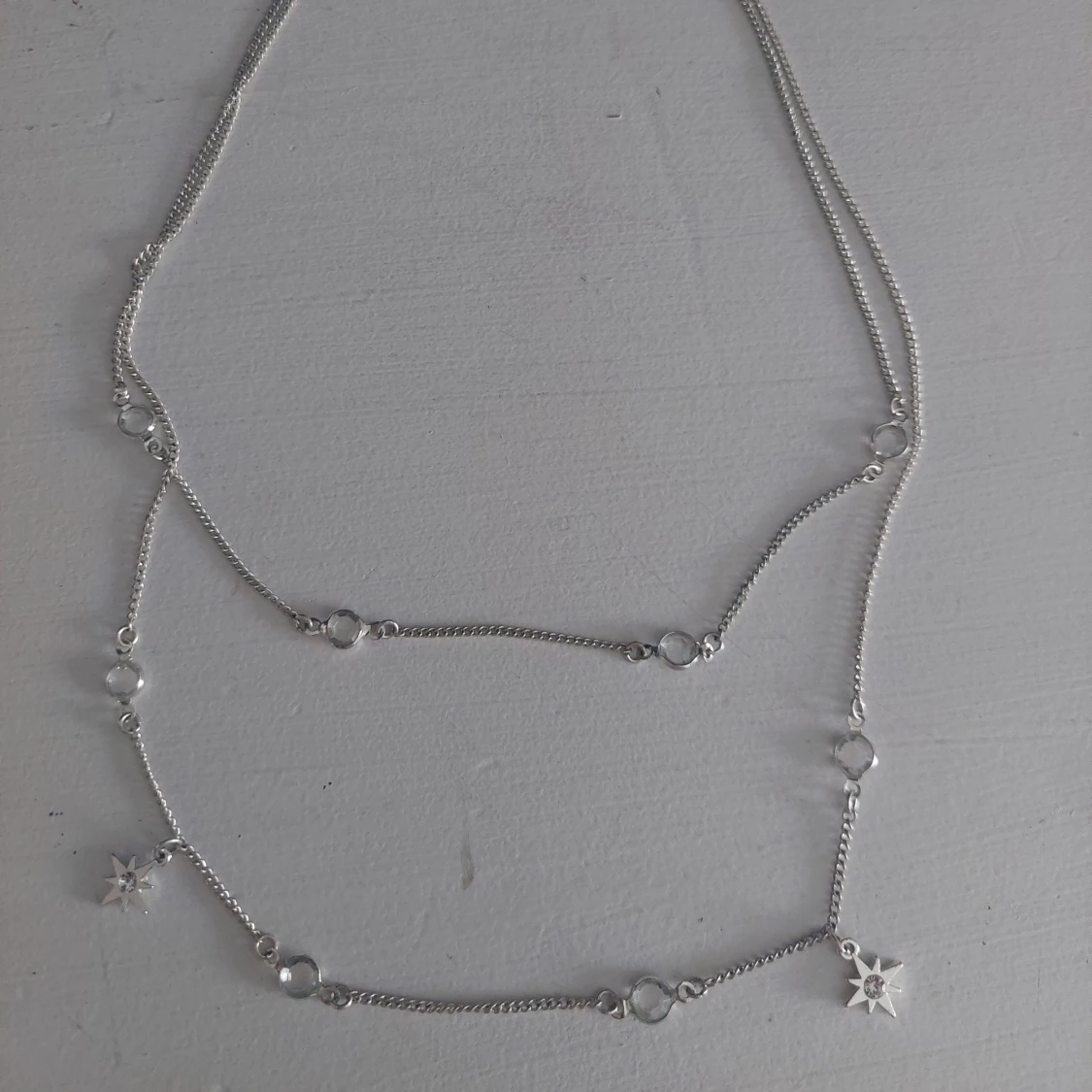 Silverfärgat halsband med stjärndetaljer - 1