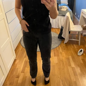 Jeans Arket - Jeans från arket i storlek 27, men passar både 36/38 då det är vad jag har. Straight i modellen och går ner till fötterna på mig som är 167!