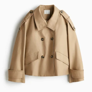 Beige trenchcoat - Snygg beige trenchcoat med dubbelknäppning. Slutsåld. Helt oanvänd. Strl S. 
