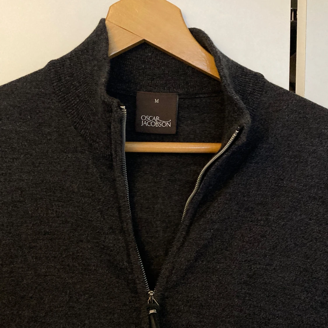 Mörkgrå fullzip från Oscar Jacobson - 1