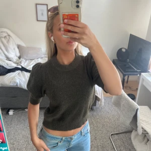  stickad tröja  - Säljer en mörkgrön stickad topp med korta ärmar och en croppad passform. Jätte skön och riktigt fin kvalite, 👌🏼👌🏼