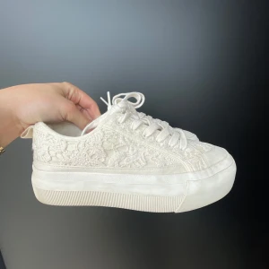 Sneakers - Beiga/kräm vita sneakers från zara i storlek 38. Nöstan aldrig använda så bra skick! 