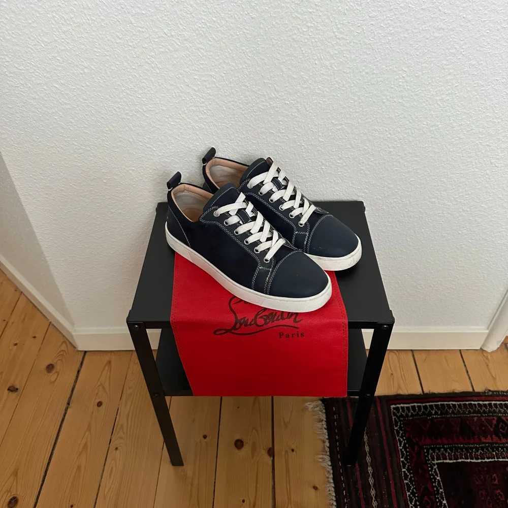 Snygga mörkblå sneakers från Christian Louboutin med den ikoniska röda sulan | skorna är i fint skick och använda ett par gånger | ⚠️kvitto finns⚠️. Kengät.