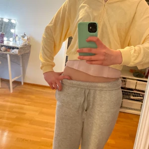 Gul hoodie med dragkedja💛✨ - Säljer en mysig gul hoodie i ett handduks liknade matrial med dragkedja och huva. Är i storlek 152 men är som en xxs på mig💛Den har långa ärmar och en croppad passform. Har använts fåtals gånger men säljer pågrund av att den inte är min stil längre☺️🧁☀️