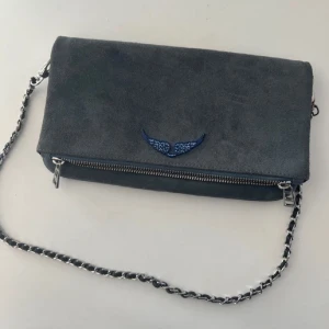 Blå mocka Zadig  - Snygg blå axelväska i mocka. Zadig et voltaire rock bag. Kjøpt i Oslo för ca 4 år sen. Pris kan diskuteres💗