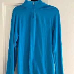 Lululemon jumper  - Jätteskön som tyvärr är för stor för mig. I storlek S men passar en M också. Är väldigt stretchig. 