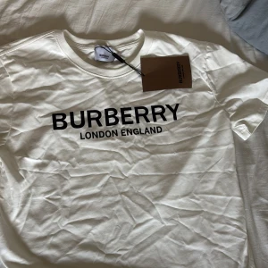 Vit t-shirt från Burberry - Burberry t shirt vit etikett kvar