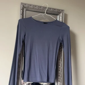 Gina tricot tröja - Gina tricot tröja som sitter tajt och har slitsar på armarna💗har ett litet hål under ena armen, kom privat för bild🩷