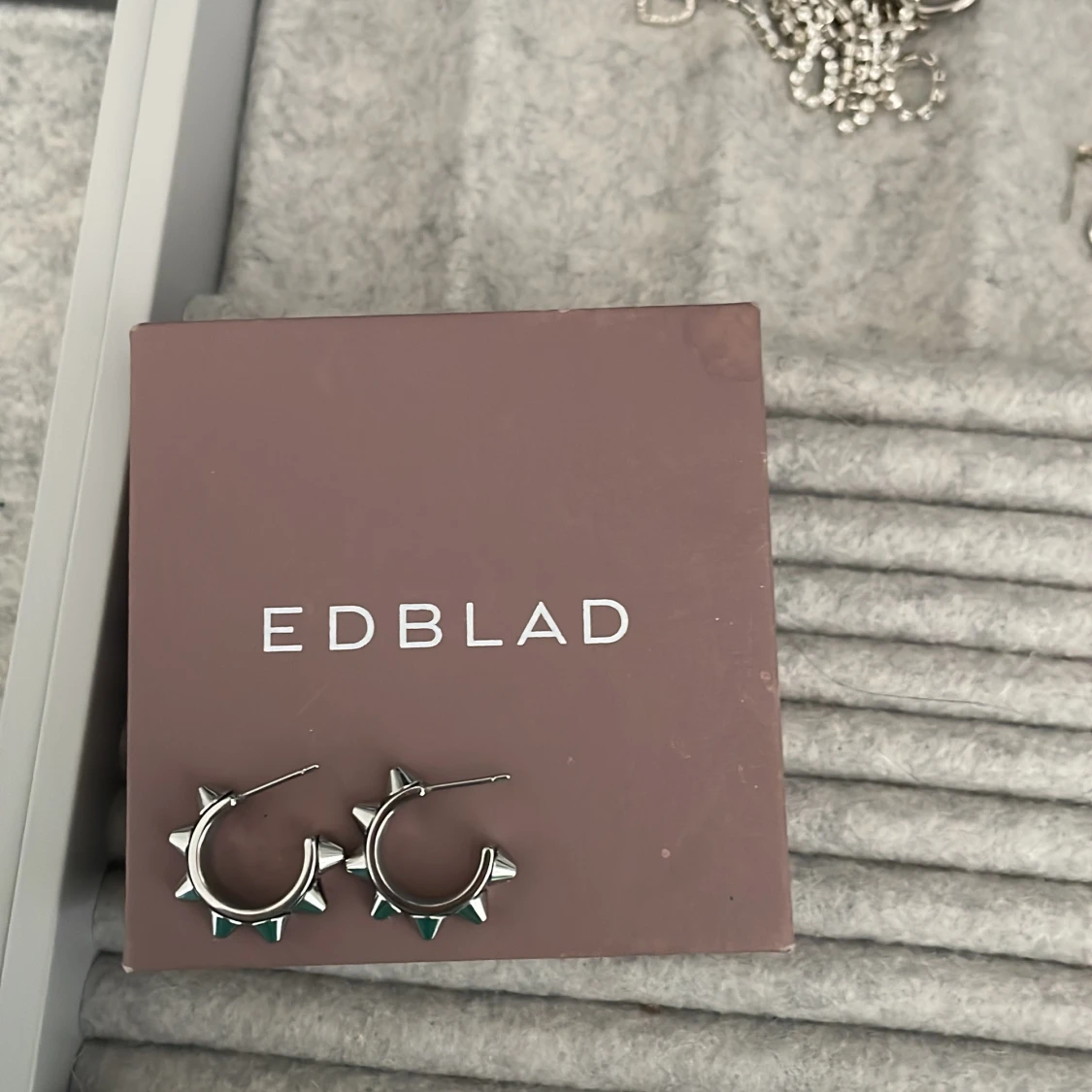 Silvriga örhängen med nitar från Edblad - 3