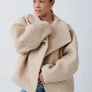 Beige teddyjacka - Mysig beige teddyjacka med en oversized passform. Jackan har en stor krage och långa ärmar, perfekt för kyliga dagar men passar även på våren. Den ger en trendig och avslappnad look.