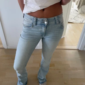 Ljusblå jeans med bootcut - Säljer ett par ljusblå jeans, boutcut med snygga bakfickor . Jag är 164cm men passar även längre 