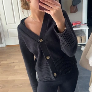 Svart kofta med knappar - Supermysig och fin kofta 